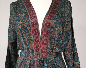 Nueva seda Sari Boho Kimono Regal House Robe - Salón de lujo Impresión digital Vestido fluido / Regal Green Red Paisley /Floral Duster Beach Coverup