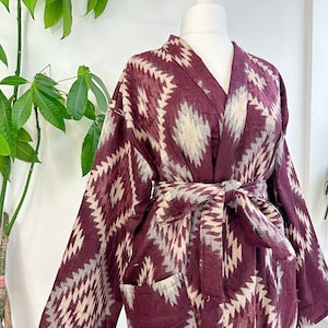 Kimono/veste unisex in misto lana di yak floreale / Regal Urban Dark Burgundy Wine Beige con stampa geometrica azteca a rombi / Accogliente regalo di Natale invernale