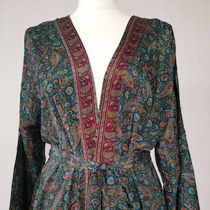 Ny sidensari boho kimono regal house-morgonrock - Lyxig loungeklänning med digitaltryck och böljande look | Regal grön röd paisleymönstrad strandklänning med blommigt tryck
