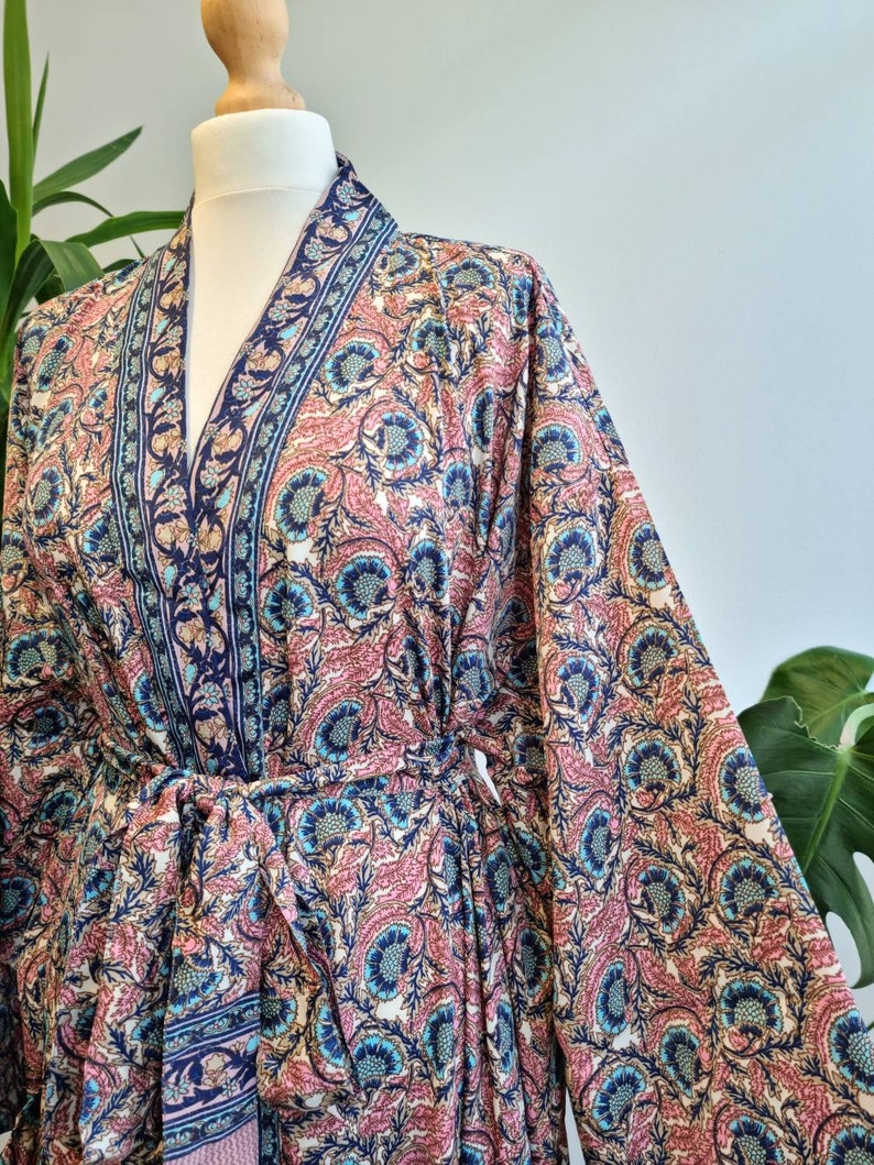 Neue Seidige Sari Boho Kimono Regal Haus Robe Luxus Lounge Digital Print Fließendes Kleid Regal Cream Altrosa Navy Aqua Floral Duster Bild 1