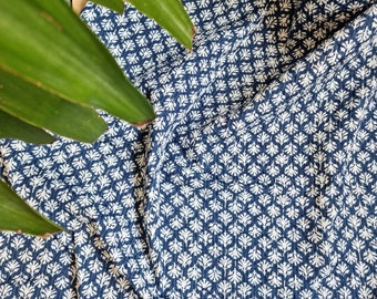 Manta reversible de algodón puro con bordado Kantha para cama, sofá, picnic o habitación infantil, individual o doble / Estampado a mano Dohar / Mini motivos florales en azul índigo y blanco
