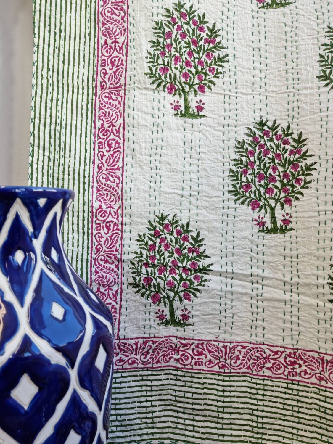 Manta reversível para cama/sofá Kantha Stitch em algodão puro, tamanho king | Dohar com estampa floral feita à mão | Motivo de romã em branco, rosa e verde