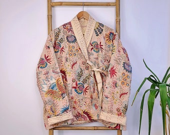 Bolero reversible corto de primavera Kantha, estilo bohemio melange, con lazo delantero, estilo artista, estilo oriental japonés, con detalles en beige, azul y rojo.