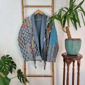 Kantha Vändbar Kort Vårbolero Boho Melange Artist Knytkavaj med Öppen Kavaj | Quirky Grå Pastellfärgad Patchwork Vår