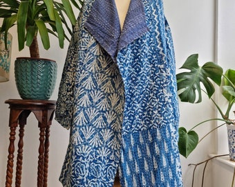 Indigo Reversible Kantha mittlere Länge die ganze Saison Boho Melange Theater Künstler Blau Indigo Multi Patch Print Unisex Front Open Flowy Jacke