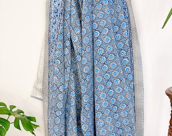 Copriletto/divano reversibile in puro cotone con punto Kantha, misura king size, con stampa floreale Dohar fatta a mano, motivo floreale bianco e blu a righe. - Italia