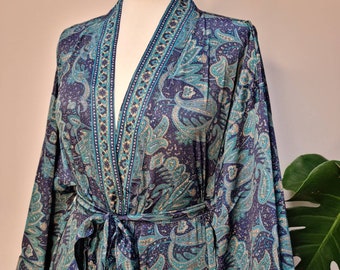 Robe d'intérieur style kimono bohème en soie sari neuf - Robe de chambre fluide à imprimé numérique de luxe | Oriental Persian Navy Bleu Romantique | Cachemire cachemire