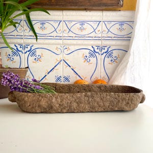 Vassoio lungo in cartapesta Wabi Sabi – Centrotavola rustico fatto a mano – Decorazione per la casa organica riciclata – Toni del marrone terroso