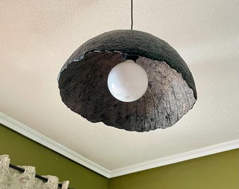 Pappmaché Pendelleuchte | Handgefertigter Wabi-Sabi Lampenschirm | Schwarz & Grau-Grüne Boho Deckenlampe