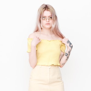 VINTAGE WOMENS TOP - Vintage 90s stretchy cute off-shoulder crop top in yellow