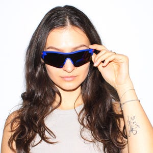 VINTAGE SUNGLASSES - Vintage 90s rave shield sunglasses in blue