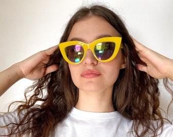 VINTAGE SUNGLASSES 90s, Y2K, 00s - Vintage Y2K iconic cat eye sunglasses in yellow