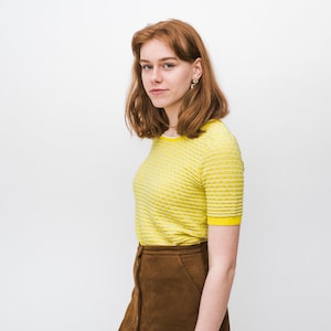 VINTAGE WOMENS TOP - Vintage 90s stretchy cute short-sleeve top in yellow