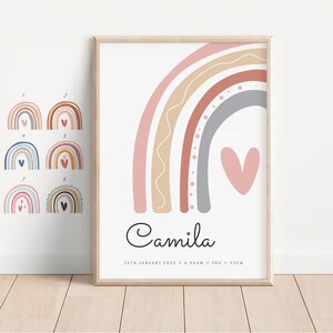Las estadísticas personalizadas de nacimiento del bebé del arco iris imprimen el nombre personalizado del bebé, el anuncio del nacimiento del recién nacido, el arte del bebé del arco iris silenciado, el regalo personalizado del nuevo bebé