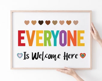 Könnte beinhalten: Ein gerahmter Druck mit den Worten "EVERYONE Is Welcome Here" in Regenbogenfarben. Der Druck zeigt auch eine Reihe brauner Herzen und ein Regenbogenherz.