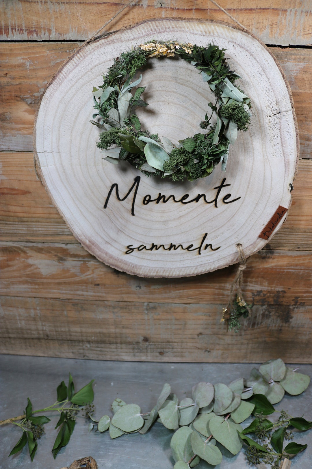 Spruch auf Holzscheibe, Trockenblumenkranz, Driedflowerkranz
