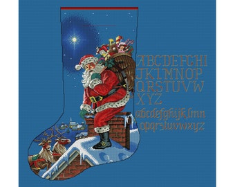 Könnte beinhalten: Ein blauer Weihnachtssocken mit dem Weihnachtsmann, der einen Schornstein hinunterklettert. Er trägt einen Sack voller Spielzeug und ist von Schnee umgeben. Der Socken hat das Alphabet in Gold darauf gedruckt.