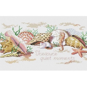 Può includere: Uno schema di punto croce con una collezione di conchiglie, stelle marine e cavallucci marini su uno sfondo bianco. Il testo "Treasure quiet moments" è ricamato al centro inferiore del disegno.
