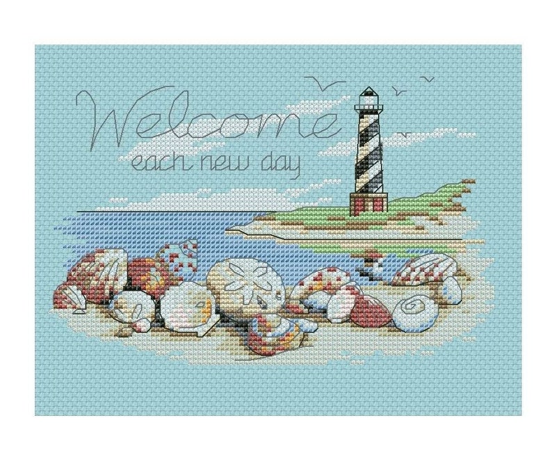 Puede incluir: Dise&ntilde;o de punto de cruz con un faro de rayas blancas y negras, conchas marinas y el texto "Welcome each new day". La escena est&aacute; ambientada en una playa con cielo azul y oc&eacute;ano.