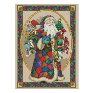 Op de afbeelding: Een kleurrijke patchwork kerstman die een zak met speelgoed vasthoudt, waaronder een teddybeer, een pop en een speelgoedtrein. Hij wordt omringd door een groene krans en een gouden lijst.