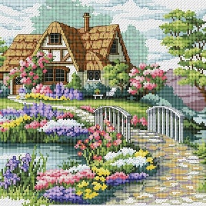 Könnte beinhalten: Ein charmantes Häuschen mit Strohdach liegt eingebettet in einem üppigen Garten. Eine weiße Brücke führt zu einem Steinweg, der sich durch bunte Blumen schlängelt. Die Szene ist idyllisch und friedlich.