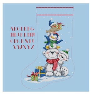 Può includere: Calza di Natale a punto croce con una pila di animali dei cartoni animati: un orso polare, un pinguino e un uccello, tutti con cappelli e sciarpe invernali. La calza è azzurra con fiocchi di neve e l'alfabeto in rosso.