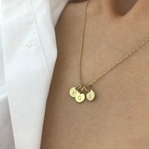 Colar feito sob encomenda da letra do disco do ouro | Pingente de Carta | Pingente de Disco | Colar Família | Presente para mamãe |