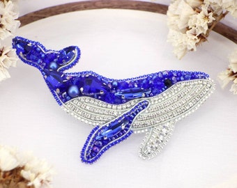 Broche baleine Broche broderie de perles Baleine bleue Broche baleine Cadeaux baleines Broche poisson Bijoux baleines Broche brodée