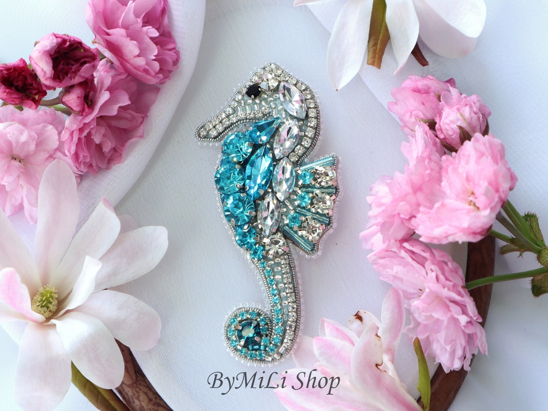 Broche Vintage Hippocampe Argentée Avec Cabochon Résine Rouge - Style Rubis - État Parfait