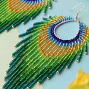 Pfau Ohrringe Perlen Fransen Ohrringe Lange Feder Ohrringe Pfauenfeder Ohrringe Perlenarbeit Ohrringe Fringe Creolen