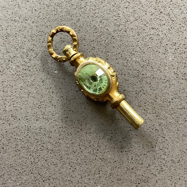 Antike viktorianische zierliche winzige mini verzierte Repousse mit Gold eingefasste Doppel Stein oval Peridot Weiß Topas Drehgelenk oberen Anhänger Charme Fob