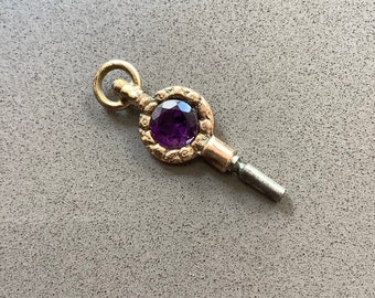 Antiker, verzierter, zierlicher, goldfarbener Taschenuhr-Schlüsselanhänger mit 7 mm natürlichem violettem Amethyst-Anhänger im Brillantschliff