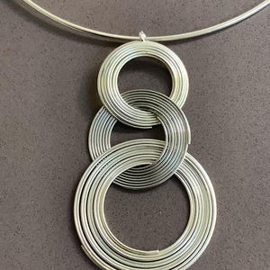 Collier rétro argenté moderniste, cercles ronds en spirale, pendentif cascade empilés
