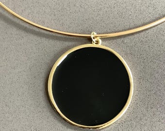 Collar con colgante de disco redondo estilo piruleta modernista en tono dorado retro y esmalte negro