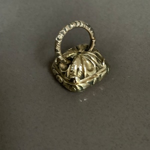 Antik viktoriansk guldtvättad utsmyckad fyrkantig bas med karneol, vaxsigill för klocka, repoussé, fob-initialer "DID"-hänge, berlock på antik delad ring