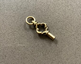 Antiker, vergoldeter, zierlicher kleiner dekorativer Schlüsselanhänger mit Drehverschluss für frühe Taschenuhren