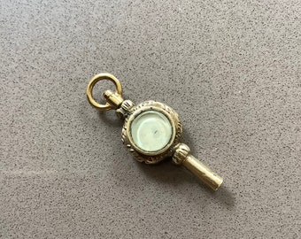 Antiguo tono dorado delicado adornado doble piedra conjunto madre de perla disco de vidrio repujado metal dorado reloj de bolsillo llave colgante encanto Fob