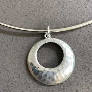 Retro boho modernist hammered effect matt silver tone dome donut ring hoop pendant wire torque necklace