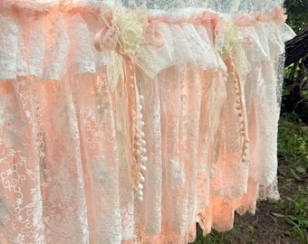 Cortinas de ventana con volantes de encaje estilo rústico francés, personalizadas, para habitación de niña, con bordado naranja y rosa.
