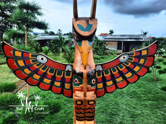 圧倒的存在感！魔除けの力を宿す 巨大ハンドメイド トーテムポール彫刻 巨大で背の高い手作りの木製トーテムポール：高さ6.5フィートの芸術的