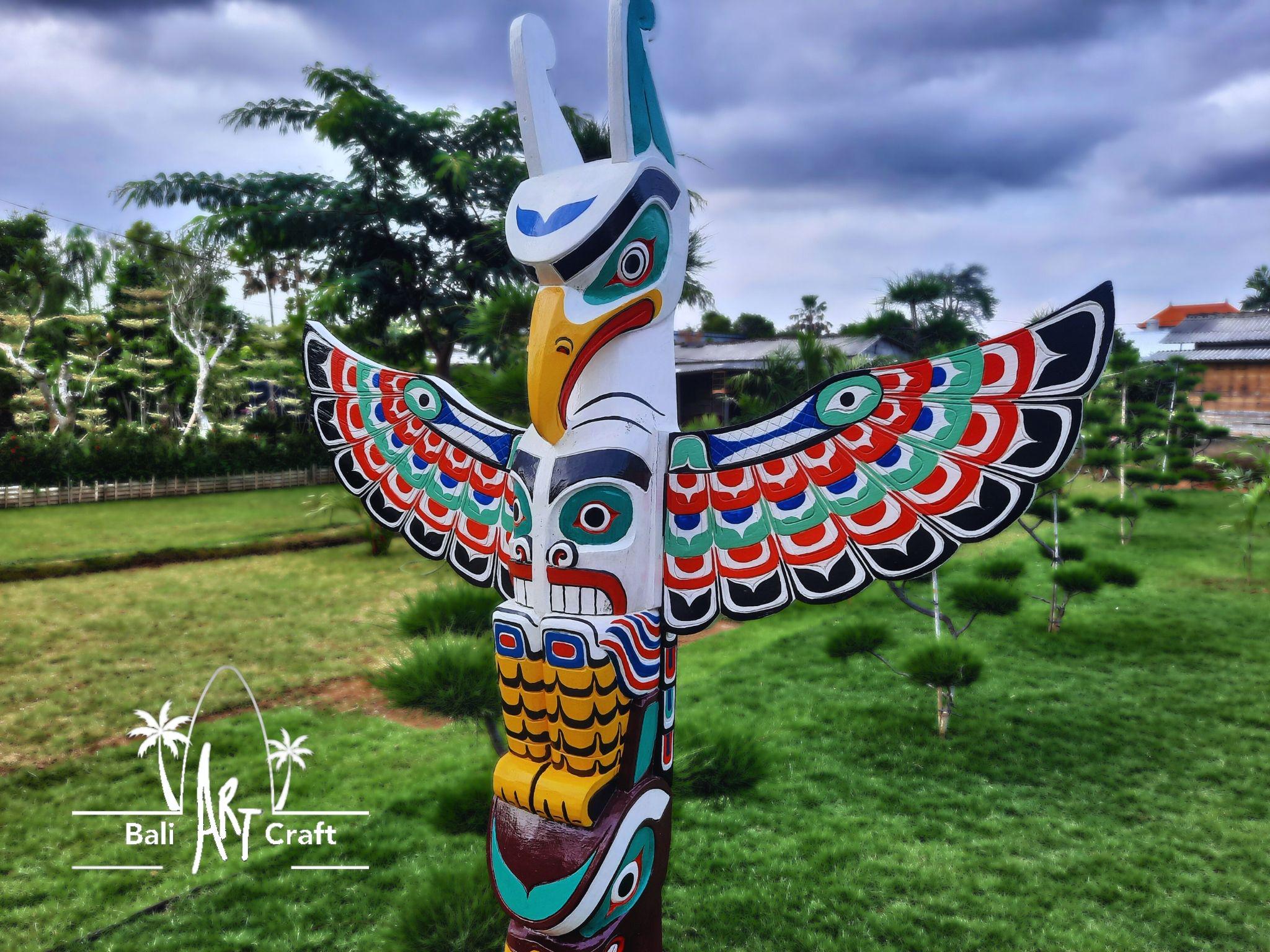 トーテムポール　木製　totem pole 巨大な手作りの木製トーテムポール：高さ6.5フィートの鷲の彫刻
