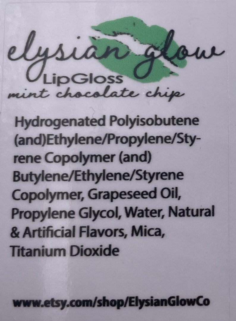 Puede incluir: Una etiqueta blanca con labios verdes y el texto "elysian glow Lip Gloss mint chocolate chip". Los ingredientes se enumeran a continuaci&oacute;n: Poliisobuteno hidrogenado (y) Copol&iacute;mero de etileno/propileno/estireno (y) Copol&iacute;mero de butileno/etileno/estireno, aceite de semilla de uva, propilenglicol, agua, sabores naturales y artificiales, mica, di&oacute;xido de titanio. El sitio web www.etsy.com/shop/ElysianGlowCo est&aacute; impreso en la parte inferior.