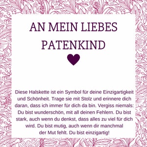 Op de afbeelding: Een witte kaart met een paars hart en de tekst "An mein liebes Patenkind" in een decoratief bloemenframe. De tekst onder het hart luidt: "Diese Halskette ist ein Symbol f&uuml;r deine Einzigartigkeit und Sch&ouml;nheit. Trage sie mit Stolz und erinnere dich daran, dass ich immer f&uuml;r dich da bin. Vergiss niemals: Du bist wundersch&ouml;n, mit all deinen Fehlern. Du bist stark, auch wenn du denkst, dass alles te veel voor je is. Je bent dapper, zelfs als je soms de moed ontbreekt. Je bent uniek!"