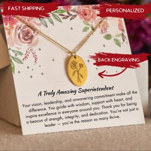 Può includere: Collana con pendente ovale dorato con un motivo floreale. Il pendente è appeso a una catena sottile. La carta dietro la collana recita "A Truly Amazing Superintendent" con un messaggio di apprezzamento.