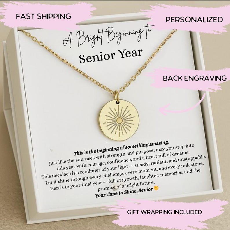Peut inclure: Collier dor&eacute; avec un pendentif rond orn&eacute; d'un motif de soleil. La cha&icirc;ne est fine. Le texte "A Bright Beginning to Senior Year" est affich&eacute; au-dessus du collier, dans un coffret blanc.