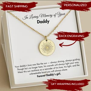 Può includere: Una collana color oro con un ciondolo rotondo con un disegno a raggi di sole. La collana è presentata in una scatola bianca con il testo "In Loving Memory of Your Daddy" e "Forever Daddy's girl."