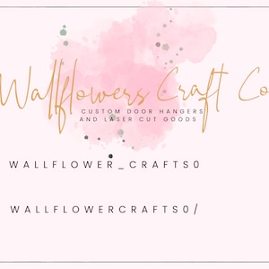 Peut inclure: Un arri&egrave;re-plan aquarelle rose et blanc avec le texte "Wallflowers Craft Co." en &eacute;criture dor&eacute;e. Le texte "Custom Door Hangers and Laser Cut Goods" est &eacute;galement en &eacute;criture dor&eacute;e. Les poign&eacute;es de m&eacute;dias sociaux "WALLFLOWER_CRAFTSO" et "WALLFLOWERCRAFTSO/" sont r&eacute;pertori&eacute;es sous le texte.