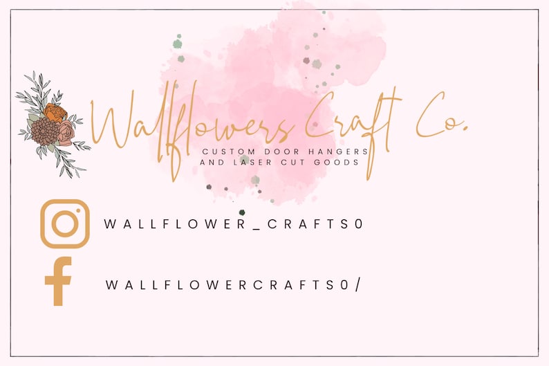 Peut inclure: Un arri&egrave;re-plan aquarelle rose et blanc avec le texte "Wallflowers Craft Co." en &eacute;criture dor&eacute;e. Le texte "Custom Door Hangers and Laser Cut Goods" est &eacute;galement en &eacute;criture dor&eacute;e. Les poign&eacute;es de m&eacute;dias sociaux "WALLFLOWER_CRAFTSO" et "WALLFLOWERCRAFTSO/" sont r&eacute;pertori&eacute;es sous le texte.