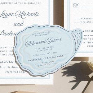 Plantilla de tarjeta con detalles de concha de ostra, tarjeta recortada para invitación de boda, tarjeta RSVP, fiesta de bienvenida, cena de ensayo, elegante, costera