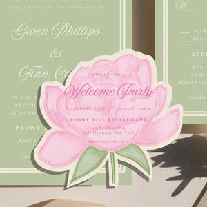 Puede incluir: Conjunto de invitaciones de boda con fondo verde claro y bordes blancos. La invitación incluye los nombres Gwen Phillips & Finn C, y una tarjeta de bienvenida en forma de peonía rosa. Tarjeta RSVP incluida.